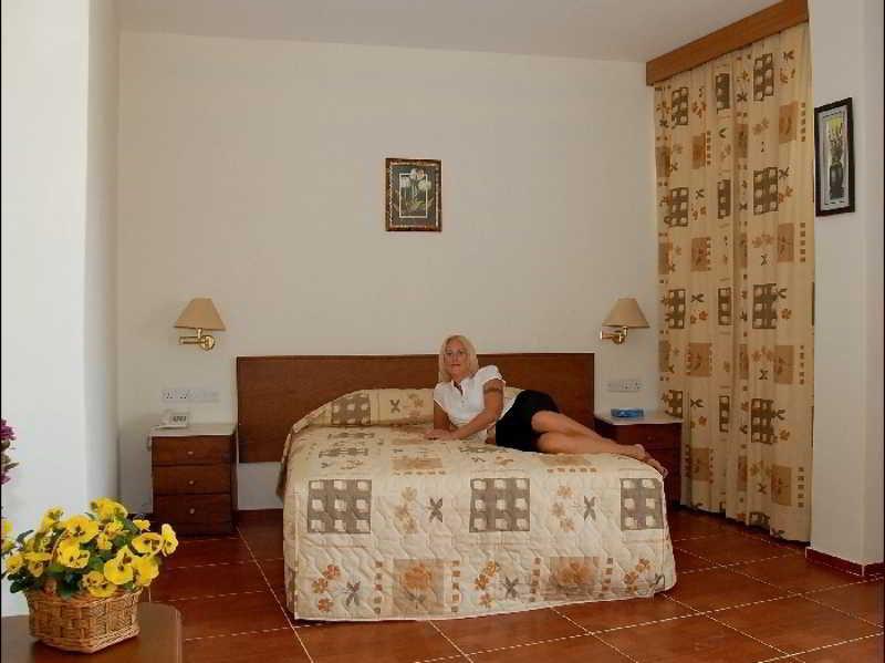 M. Moniatis Hotel Limassol Bagian luar foto
