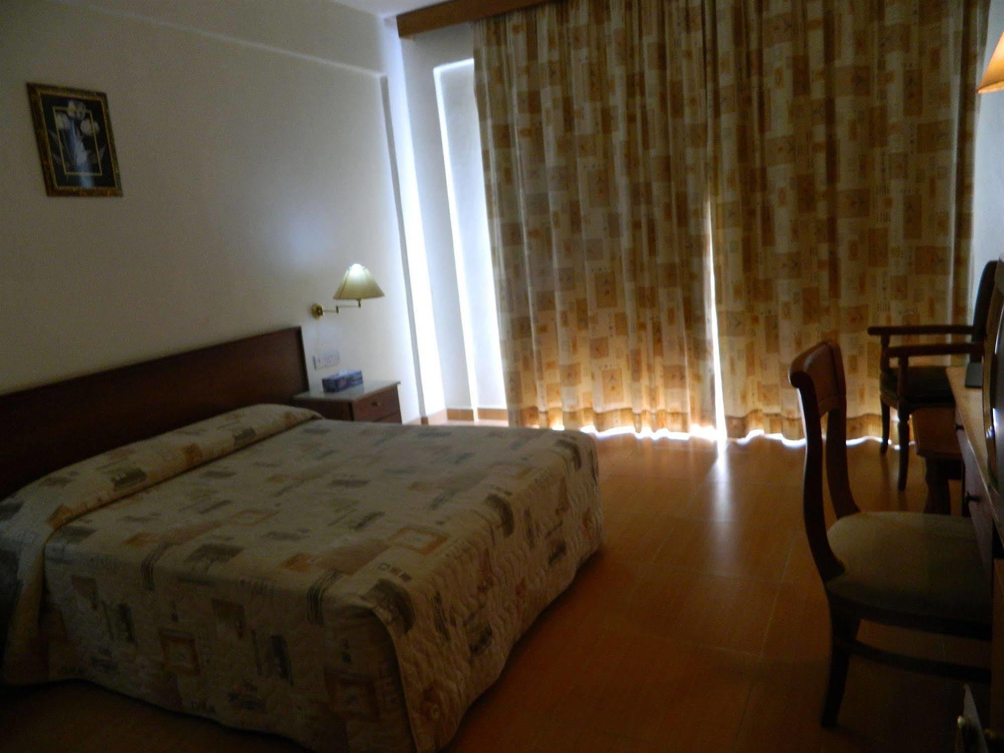 M. Moniatis Hotel Limassol Bagian luar foto